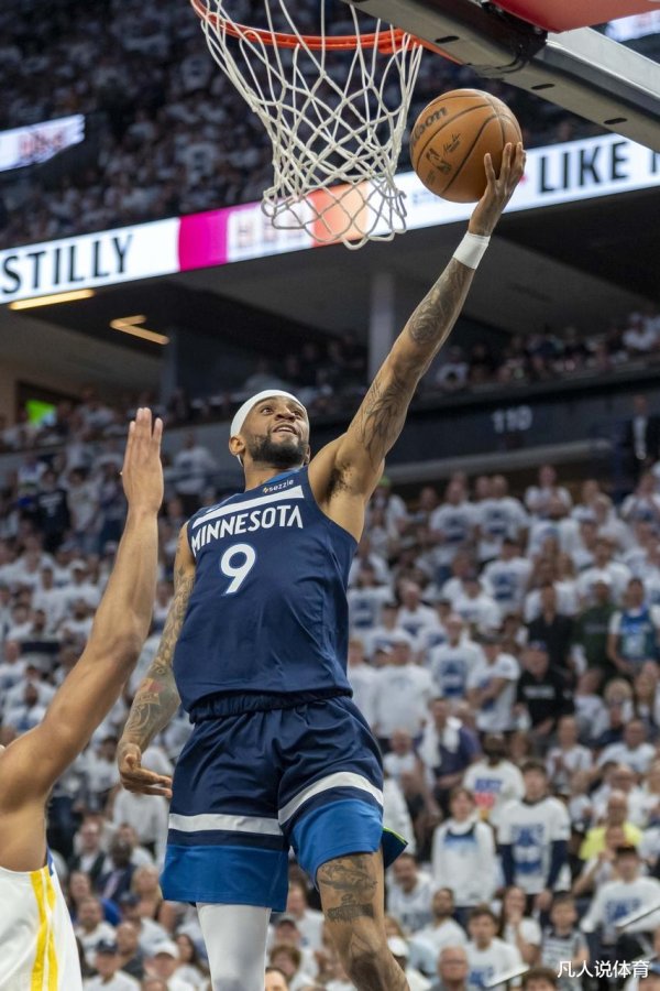 Trae Yang đã chọn! The Eagles đã chặn người chơi phòng thủ với giá 0