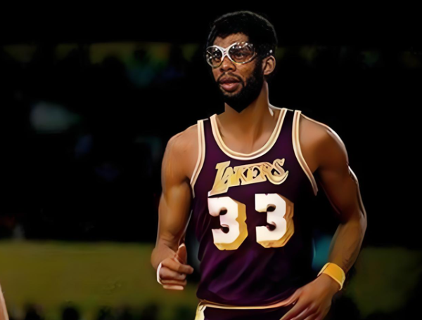 Tiangou Kareem trong quá khứ mạnh mẽ như thế nào? Anh ấy là người đầu tiên trong giải đấu về hiệu qu