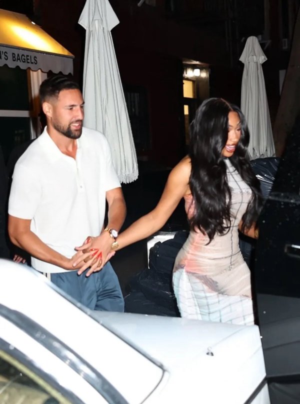 Clay 35 tuổi hẹn hò với bạn gái mới của cô ấy và tiết lộ cô ấy: Cô ấy ôm chặt ngón tay vào xe, khuôn