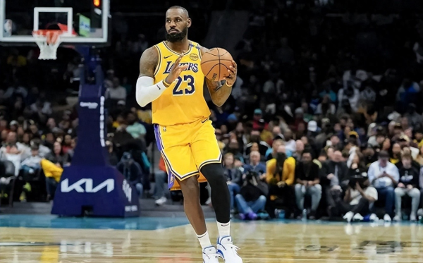 Stephen Curry gọi LeBron James và Chris Paul là những cầu thủ thông minh nhất mà anh từng gặp